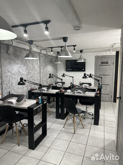 Маникюр и педикюр, брови