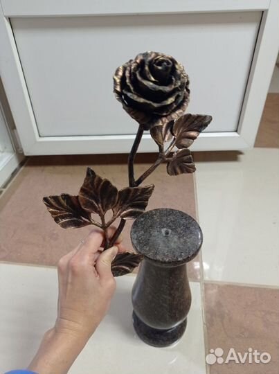 Кованая роза с подставкой-вазой из гранита