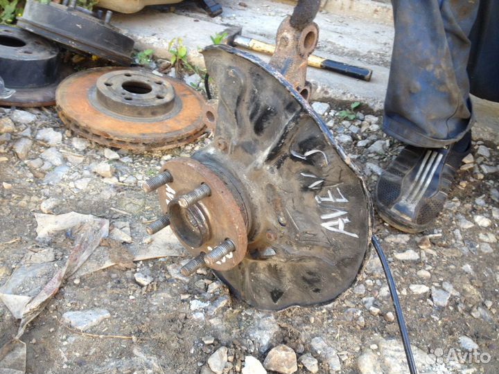 Кулак поворотный Toyota Avensis 2003-2008