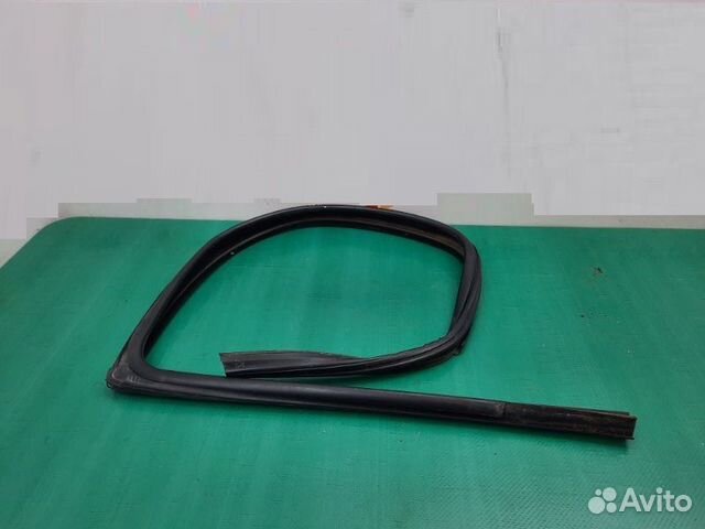 Уплотнитель стекла двери задний правый Renault