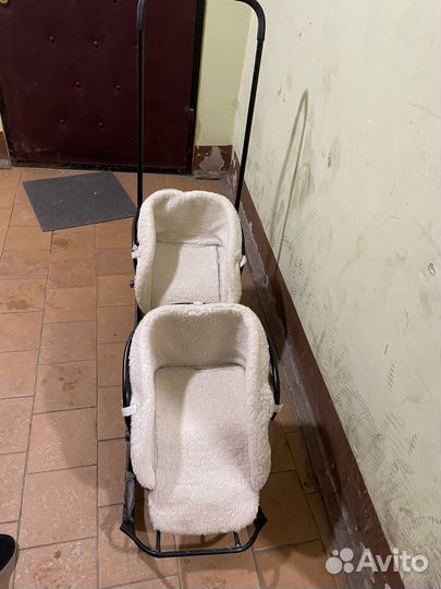 Санки для двойни, погодок