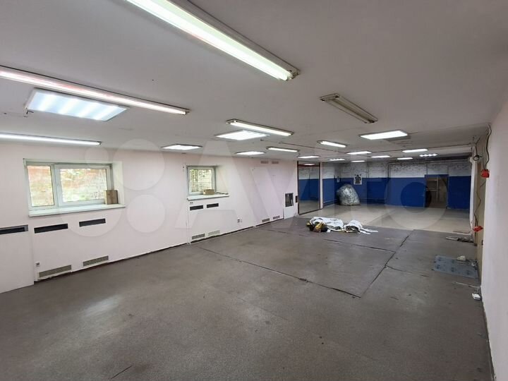 Отличный подвал с окнами в офисном здании