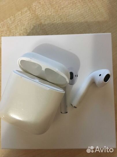 Беспроводные наушники Apple