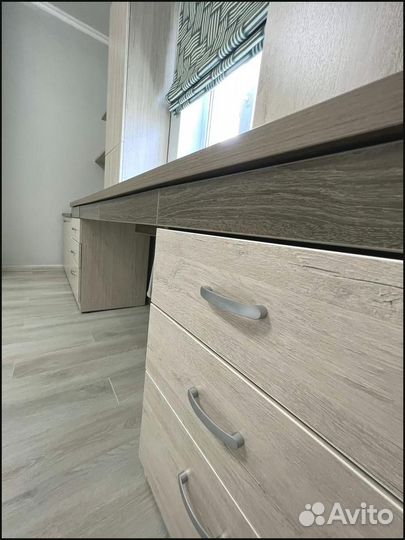 Детская учебная зона у окна от производителя