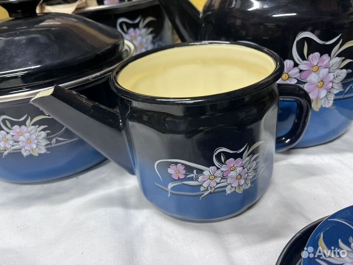 Набор эмалированных кострюль и чайников