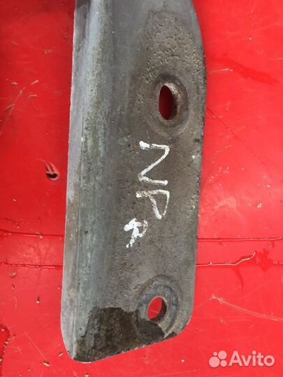 Петля капота правая Nissan Primera P12