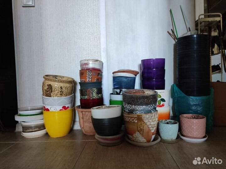 Керамические горшки и пластиковые