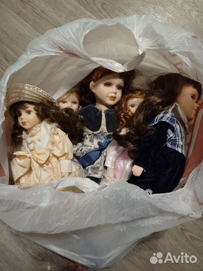 Кукла фарфоровая