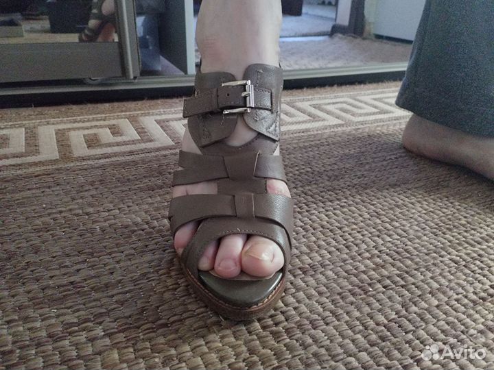 Босоножки кожаные 39