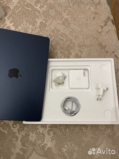 Apple macbook air 13.6 m2/8C CPU/10C GPU/16GB/1TB