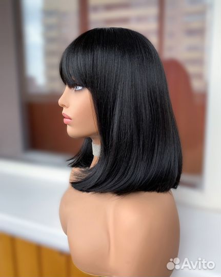 Черный парик каре с челкой