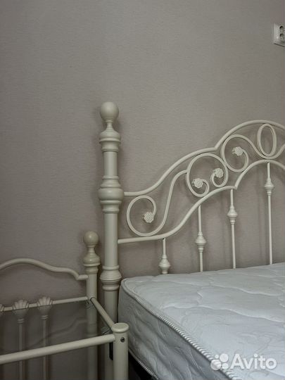 Кровать