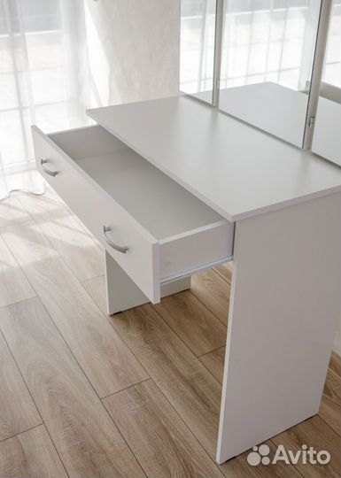 Макияжный столик с зеркалом