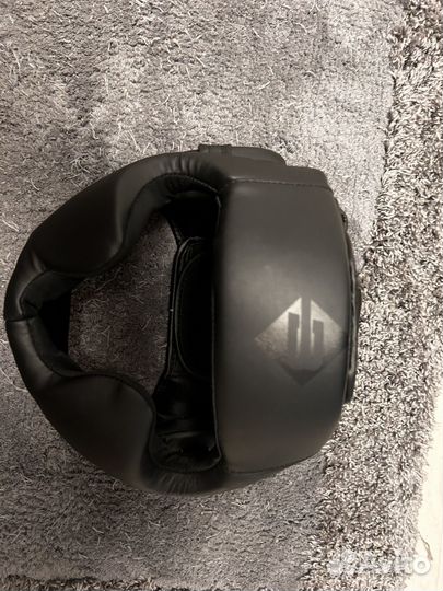 Боксерские перчатки и шлем