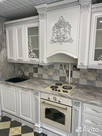 Кухонный гарнитур белый в серебре 2.40