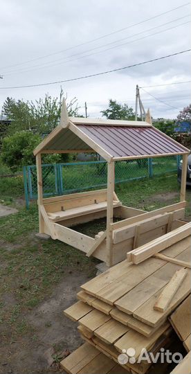 Песочница с крышкой и крышей