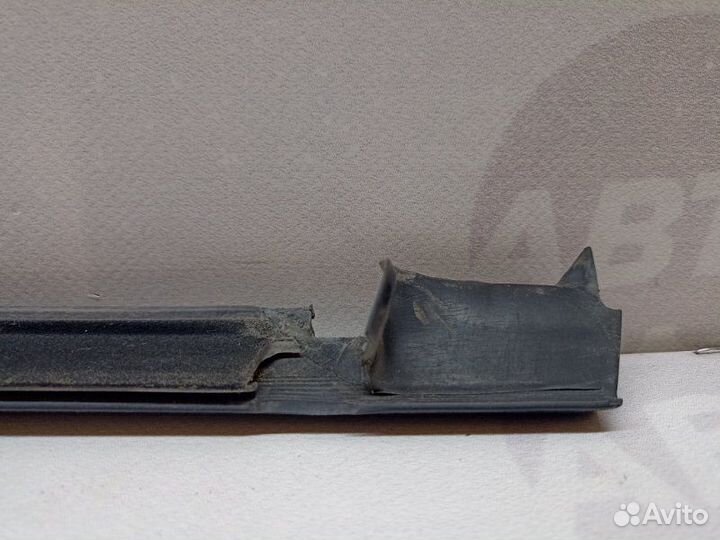 Молдинг стекла задний правый Volkswagen Jetta A6