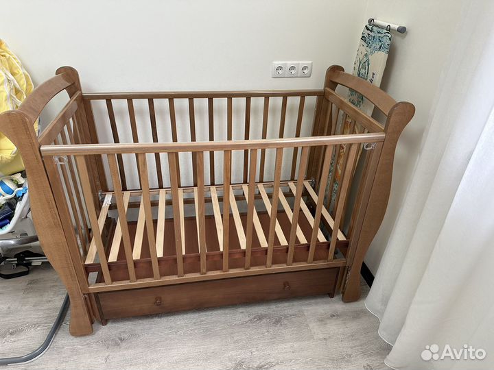 Кроватка для новорожденных с маятником