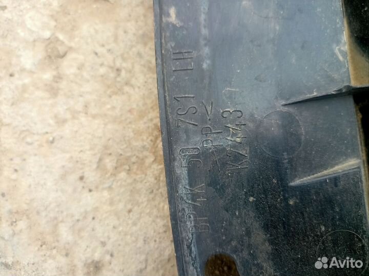 Жабо левое стеклоочистителей Mazda 3BK