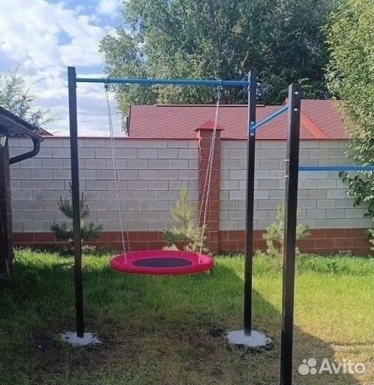 Уличный турник для всей семьи можно и качели