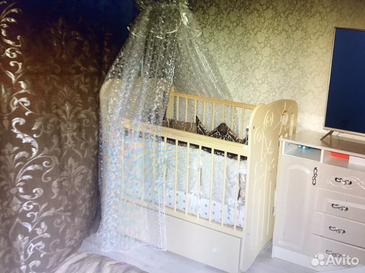 Детская кроватка с маятником и ящиком