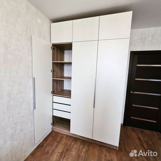 Шкаф с встроенной гладильной доской