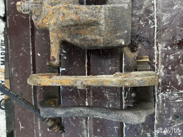 Суппорт передний правый Suzuki Grand Vitara 2