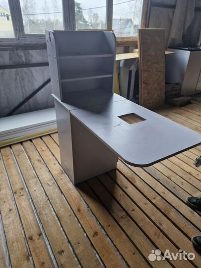 Маникюрный стол