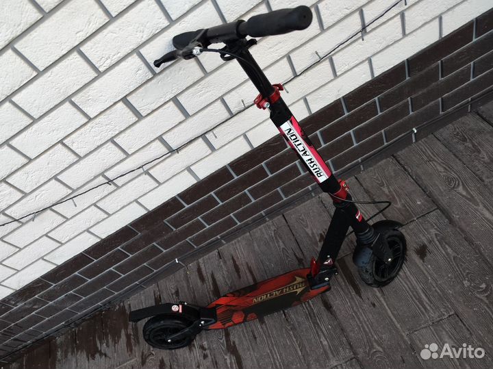 Современный двухколесный самокат rush action