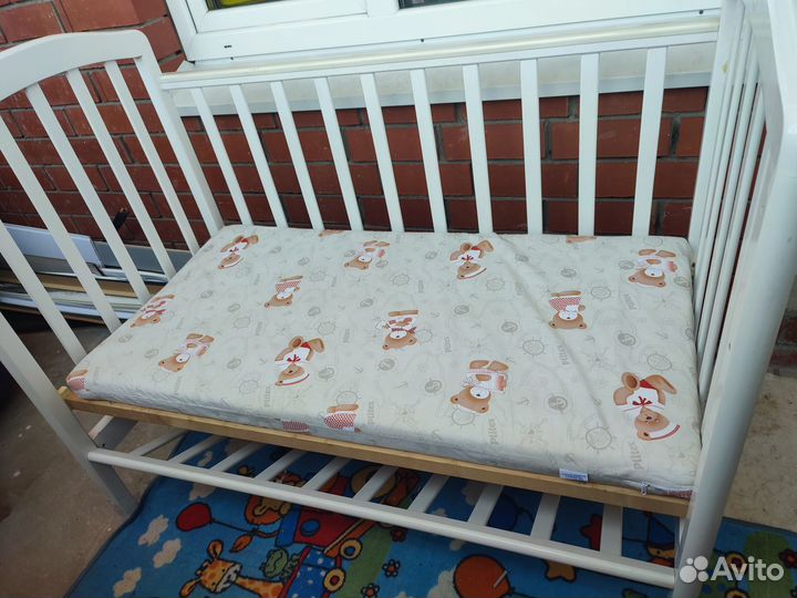 Детская кроватка с маятником