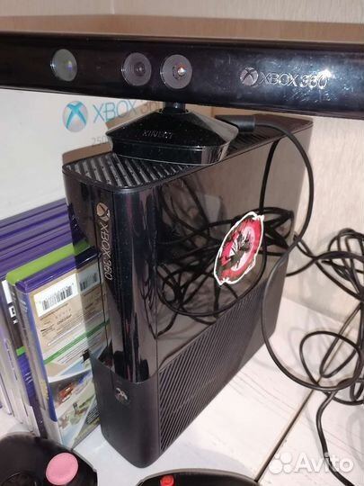 Xbox 360 Е 2 геймпада, кинект, 8 дисков