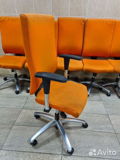 Кресла офисные яркие Dauphin Германия 6 штук