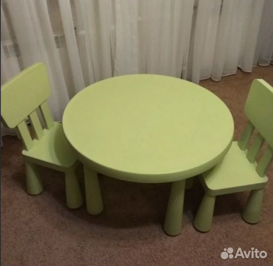 Круглый стол и два стула маммут IKEA