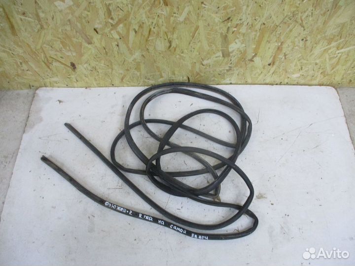 Уплотнительная резинка двери Форд Фьюжн 2008