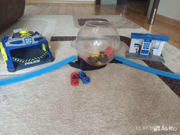Игрушки для мальчика: заправка,полицейский участок