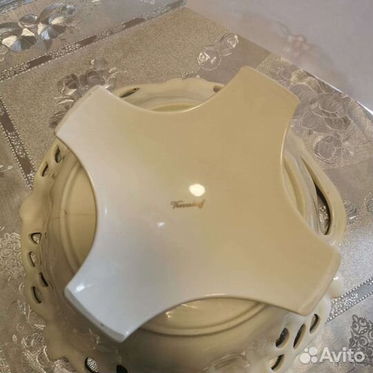 Ваза для фруктов на ножке