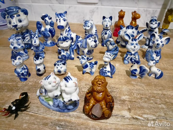 Фигурки и кружка гжель