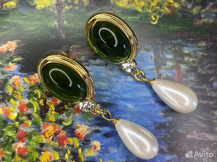 Серьги с зеленым камнем и жемчужиной
