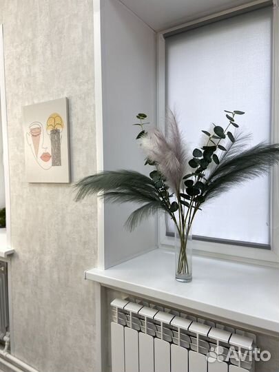 Ваза с веточками интерьерная