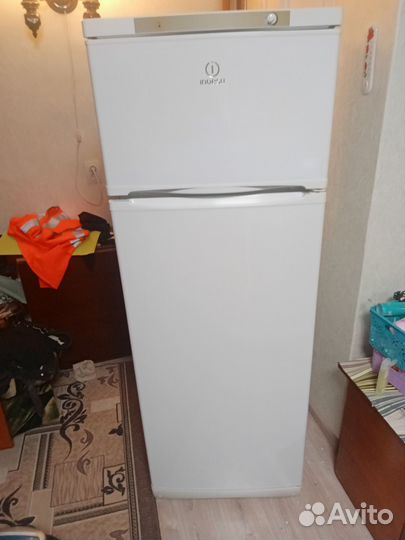 Холодильник бу indesit