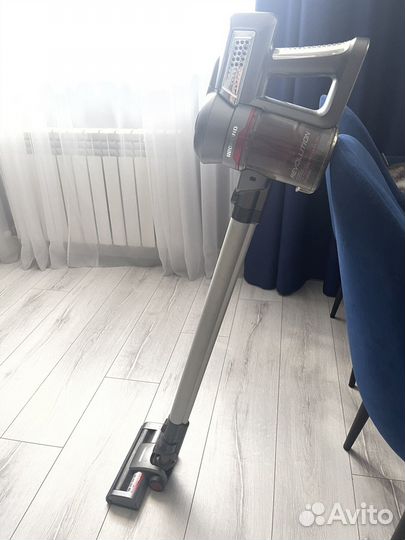 Вертикальный беспроводной пылесос Redmond UR356