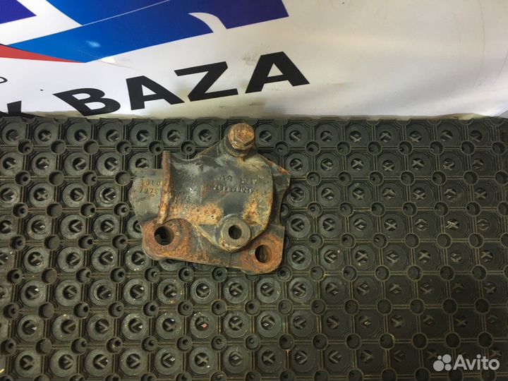 Кронштейн переднего стабилизатора правый