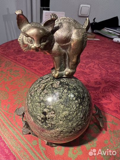 Бронзовая статуэтка Кот на Шаре