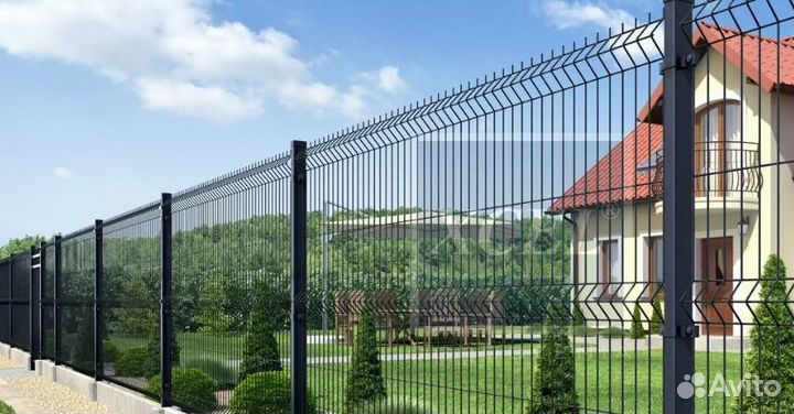 Забор металлический с металлическими столбами под