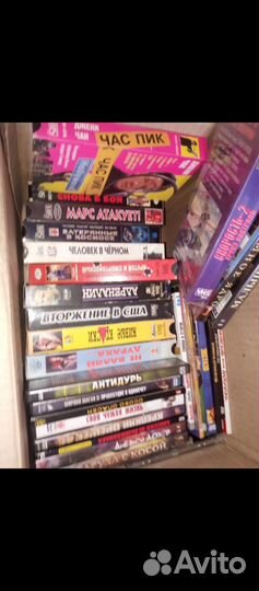 Видео кассеты и диски с фильмами 1000