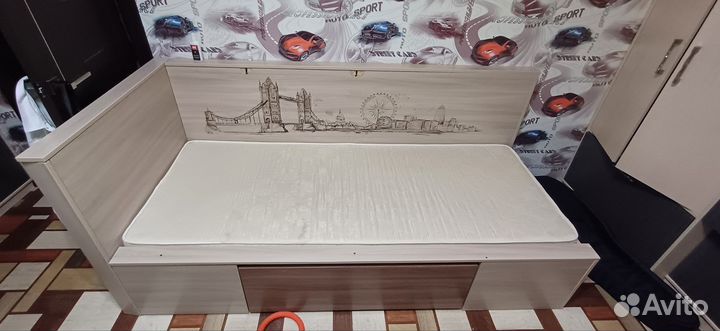 Кровать односпальная с ящиками и матрасом