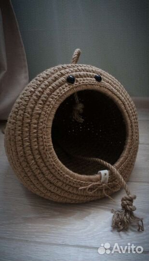 Лежанки и домики для кошек и маленьких собак