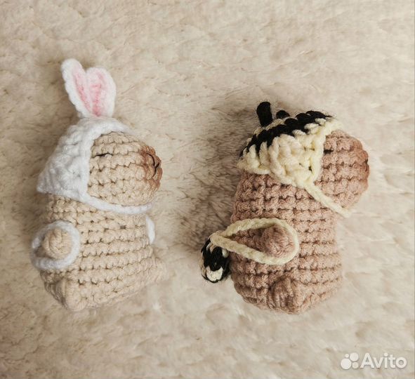 Вязаная капибара в шапочке