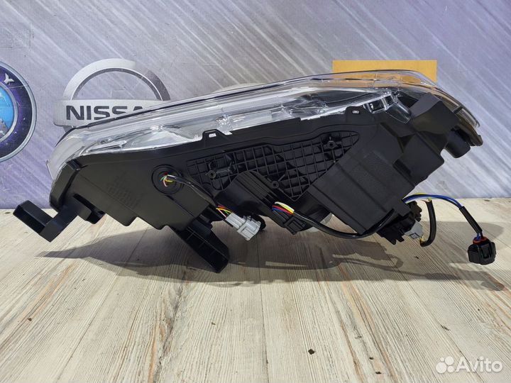 Фара Nissan X-trail T32 Лев