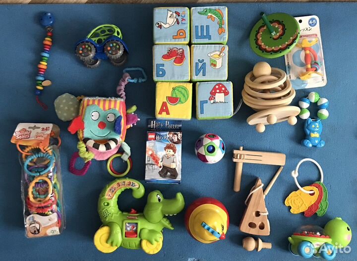 Много фирменных игрушек